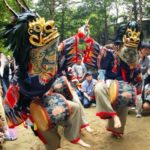 先祖を祀る村の鎮守祭り天狗の先導で“獅子舞”が奉納されます。古くから地元に伝わるお祭りです