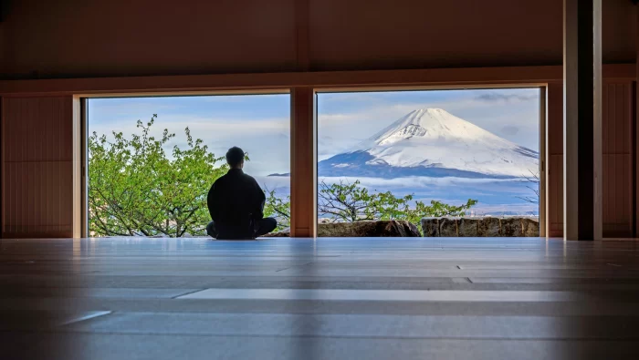 富士山を望む「禅寺」で写経体験も。