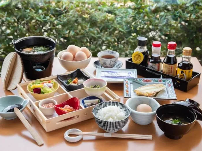 【朝食】鳥取県の奥日野地方で育ったお米にさくら卵！お腹いっぱいお召し上がりください。醤油8種からお好みのものを