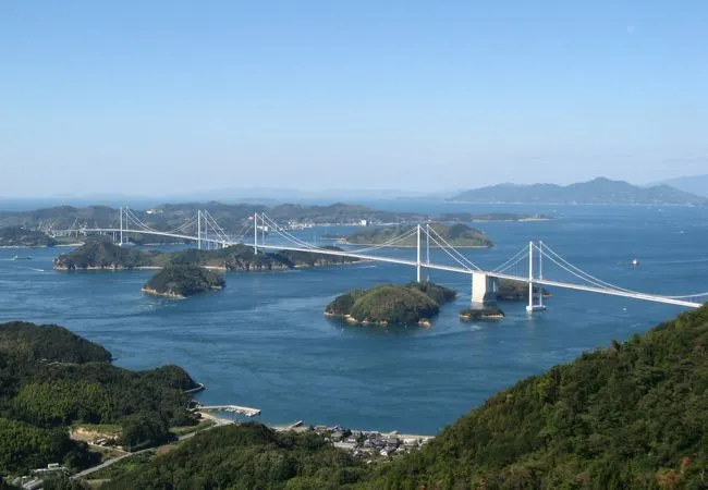 今治市から尾道市を6つの橋が結び、道中ではしまなみの多島美をお楽しみに。汐の丸より車で30分