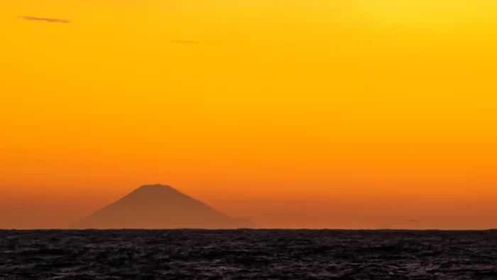 朝焼けと海に浮かぶ富士山、天気が良ければ海に浮かぶ富士山に出会えることも