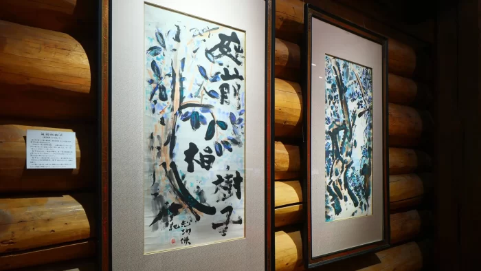 青森県版画家の棟方志功の多くの作品が展示しております。
