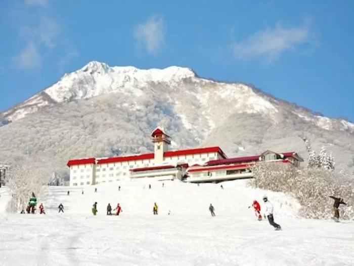 赤倉観光リゾートスキー場（ホテル直営）～ホテルの目の前がゲレンデです。豊富なパウダースノーと滑走距離4kmの本格コース。営業期間12月中旬から4月上旬。