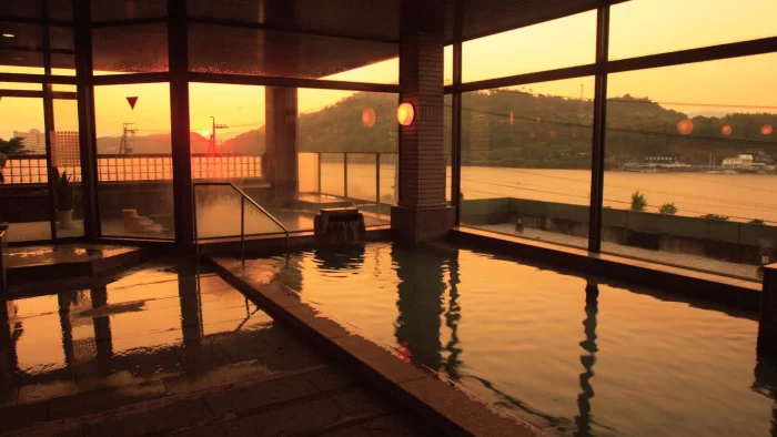 大浴場からは浜名湖の風情を感じさせる風景や夕景が楽しみ
