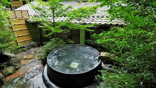 【露天風呂】緑が美しい新緑の五右衛門露天風呂。森林浴気分でゆったりと癒されるひととき…。