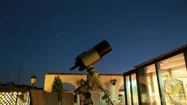 現在、プロヴァンスの星空テラスで使用しているマシーンは、小型望遠鏡～40cm大型追尾機能付き反射望遠鏡など複数台です。ほかに、天体撮影専用望遠鏡をコンピューター制御の自動導入・自動追尾装置に同架しています。