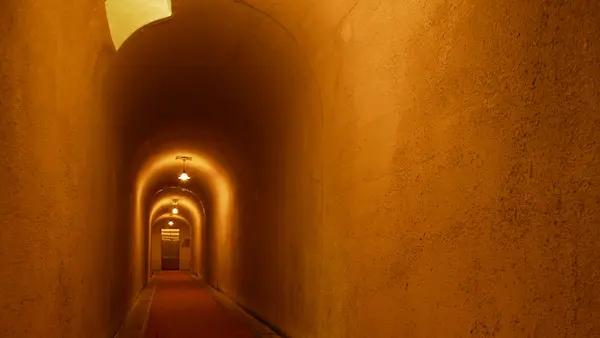 本館／浪漫のトンネル