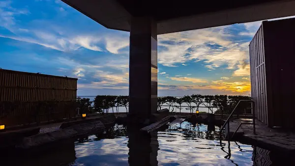 大浴場から行くことができるオーシャンフロントの展望露天風呂。 堂ヶ島の絶景を見渡し、波の音や鳥のさえずりを聞きながら入浴できることができます。